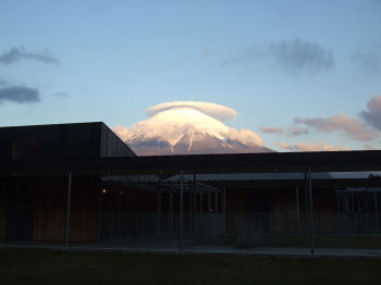 犬舎越しに富士山を望む.jpg