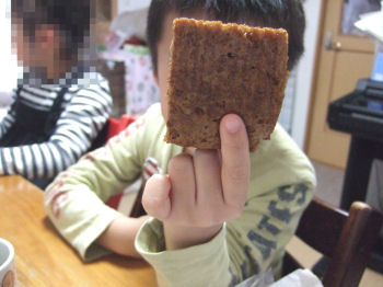 黒パンを食べる.jpg