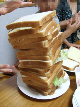 サンドイッチの斜塔.jpg