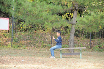 ひとりベンチに座る少年.jpg